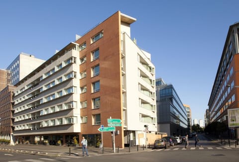 Facade/entrance, Area and facilities