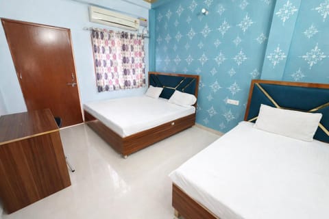 Bed, Photo of the whole room, Bedroom, air conditioner