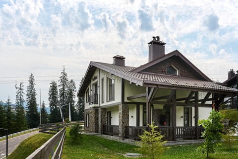 Property building, Facade/entrance, Natural landscape, Garden, Balcony/Terrace, Mountain view, Quiet street view