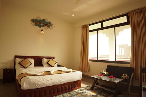 Bed, Seating area, Bedroom