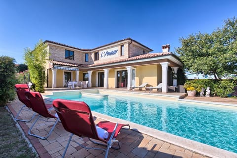 Property building, Patio, Day, Garden, Pool view, Swimming pool, sunbed