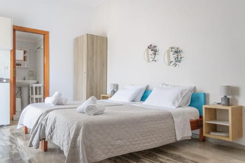 Shower, Toilet, Bed, Decorative detail, Decorative detail, Bedroom, Area and facilities, towels, wardrobe