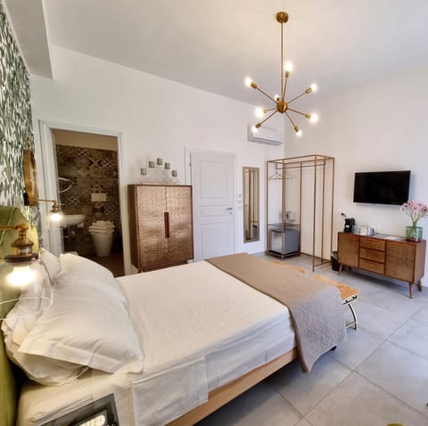Bed, TV and multimedia, Photo of the whole room, Bedroom