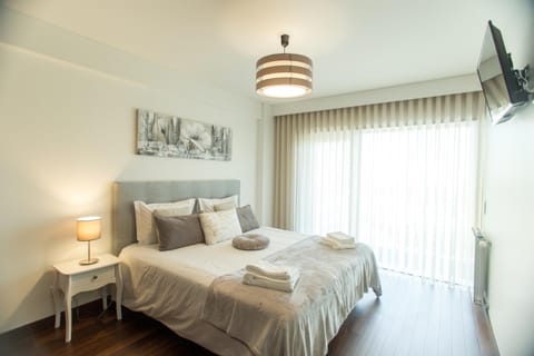 Bed, TV and multimedia, Bedroom, towels