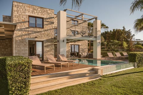 Patio, Day, Swimming pool
