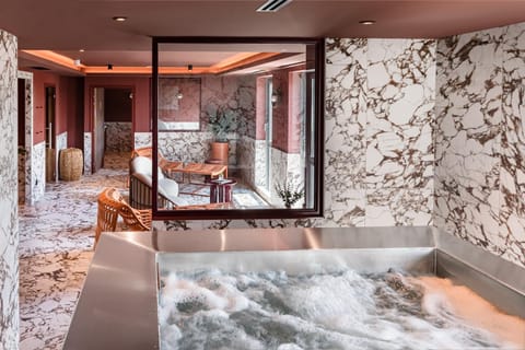 Hot Tub, Spa and wellness centre/facilities