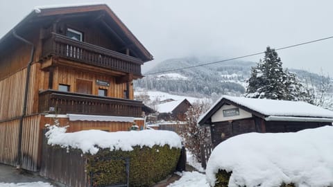 Chalet am Park with Hottub Apartment in Piesendorf