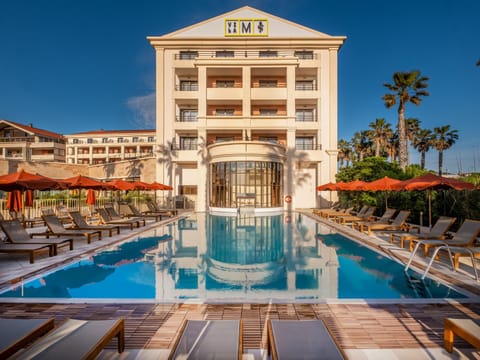 Property building, Beach, Pool view, Sea view, Swimming pool, sunbed