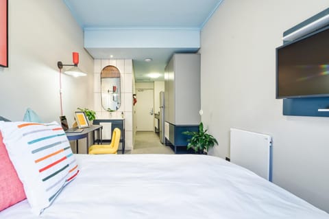 Bed, Photo of the whole room, hair dresser