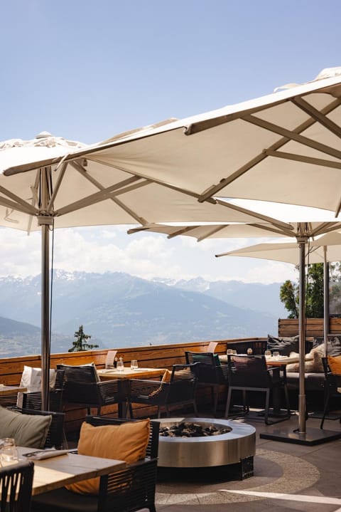 Patio, Restaurant/places to eat, Mountain view