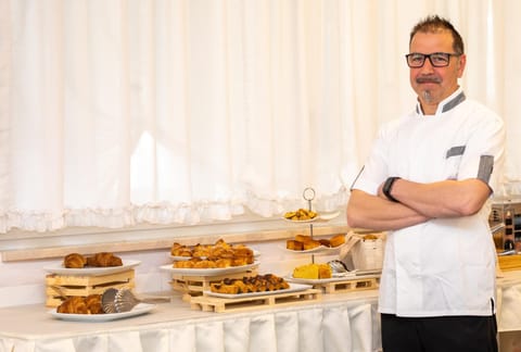 Restaurant/places to eat, Food close-up, Food and drinks, Food, Breakfast, Buffet breakfast, Family