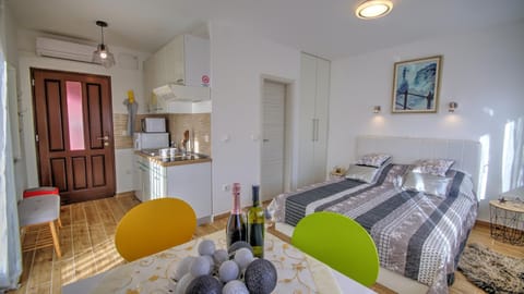 Bed, Dining area, kitchen