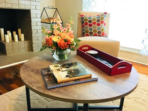 TV and multimedia, Living room, Decorative detail, Seating area