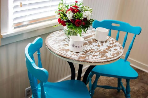 Coffee/tea facilities, Kitchen or kitchenette, Seating area