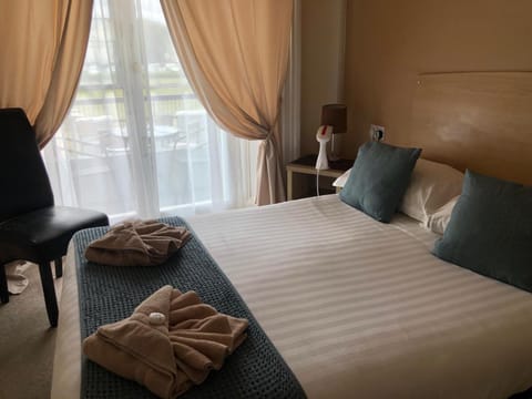 Bed, Bedroom, towels