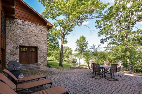 PRIVATE Lakefront Cabin HOT TUB Pool Table WIFI Amazing VIEW Close to Branson Cabin in Kimberling City