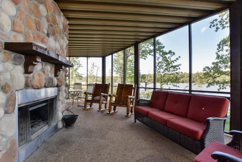 Luxury Lakefront Chalet Resort 2 Pools FREE Amenities Dock MiniGolf Waterslide Chalet in Table Rock Lake