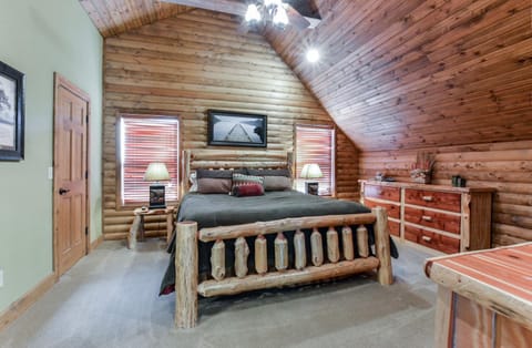 Luxury Lakefront Chalet Resort 2 Pools FREE Amenities Dock MiniGolf Waterslide Chalet in Table Rock Lake