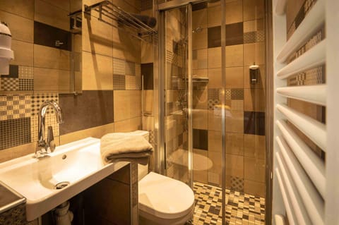 Shower, Toilet, Bathroom, towels