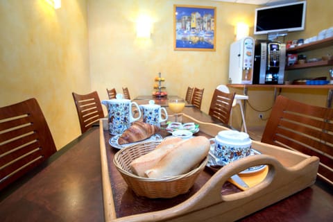 Restaurant/places to eat, Nightclub / DJ, Lounge or bar, Dining area