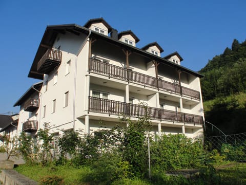 Shower, Toilet, Facade/entrance, Property logo or sign, TV and multimedia, Coffee/tea facilities, Balcony/Terrace, Kitchen or kitchenette, Seating area, Bedroom, Garden view, Landmark view, Mountain view