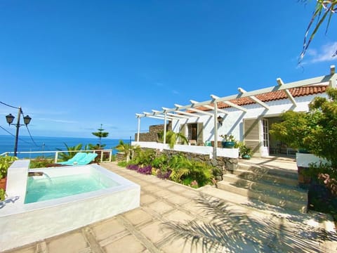 Property building, Day, Natural landscape, Garden, Solarium, Balcony/Terrace, Garden view, Pool view, Sea view, Swimming pool, Swimming pool, sunbed