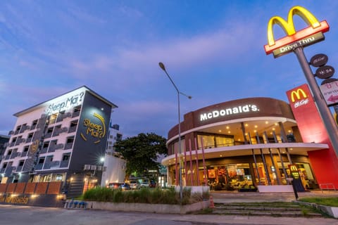 Restaurant/places to eat, Facade/entrance, Food close-up, Property logo or sign, Neighbourhood