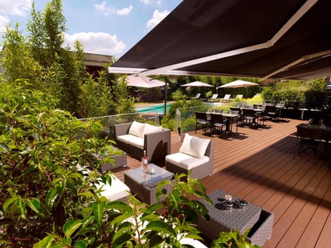 Property building, Garden, Balcony/Terrace