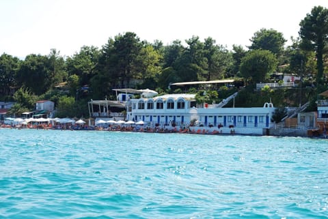 Property building, Restaurant/places to eat, Communal lounge/ TV room, Bird's eye view, Children play ground, Garden, Nightclub / DJ, On-site shops, Balcony/Terrace, Lobby or reception, Lounge or bar, Banquet/Function facilities, Decorative detail, Beach, Evening entertainment, Pets, Garden view, Mountain view, Area and facilities, Meals, Continental breakfast, Lunch, Dinner, Alcoholic drinks, Non alcoholic drinks, young children, older children, group of guests, Family