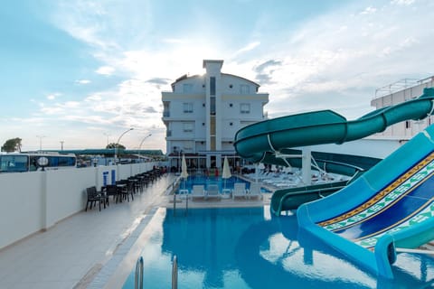 Restaurant/places to eat, Swimming pool
