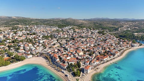 Nearby landmark, Restaurant/places to eat, Natural landscape, Activities, Bird's eye view, Children play ground, Minigolf, Beach, Tennis court, Evening entertainment, City view, Sea view, Entertainment, Location, Quiet street view