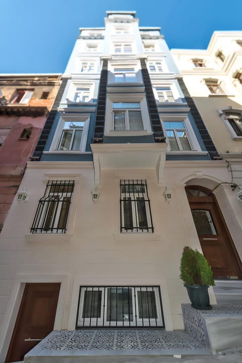 Property building, Day