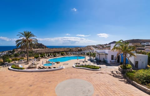 Swimming pool, sunbed