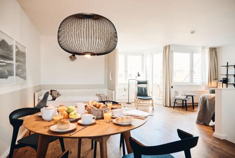 Living room, Seating area, Dining area, Food, pet friendly