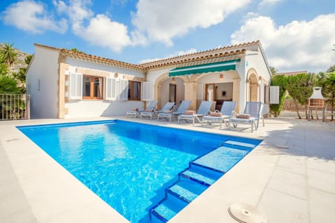 Property building, BBQ facilities, Pool view, Swimming pool, Swimming pool, sunbed