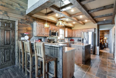 WaterMill Cove Resort LUXURY Lakefront Lodge 2mi to SDC FREE Amenities HUGE POOL House in Indian Point