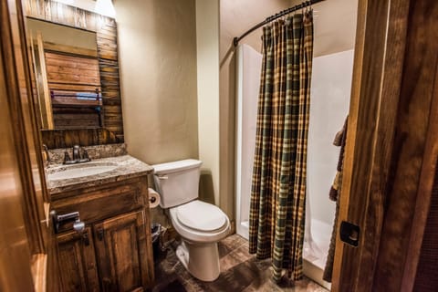 WaterMill Cove Resort 8Bed Lakefront Lodge POOL LAZY RIVER 2 miles to SDC Dock House in Indian Point