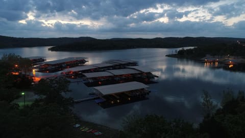 WaterMill Cove Resort LUXURY 8Bed 8BA Lakefront Lodge HUGE POOL 2 miles to SDC MiniGolf House in Indian Point