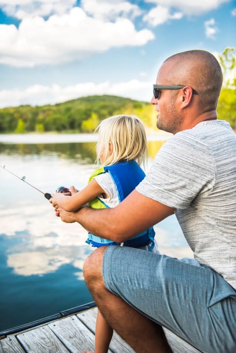 WaterMill Cove Resort Luxury Lakefront Villa Theatre Room 2Mi to SDC POOL Kayaks Dock Villa in Indian Point