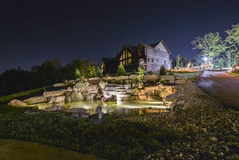 Luxury Lakefront Villa 2Mi to Silver Dollar City POOL Theatre Room Kayaks House in Indian Point