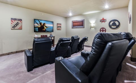 WaterMill Cove Resort Luxury Lakefront Villa By Silver Dollar City Theatre Room POOL Lazy River House in Indian Point