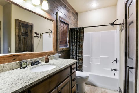 Luxury Lakefront Villa HUGE POOL Kayaks 2Mi to Silver Dollar City House in Indian Point