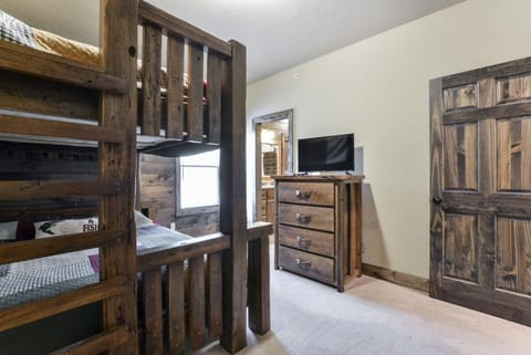 Luxury Lakefront Villa HUGE POOL Kayaks 2Mi to Silver Dollar City House in Indian Point