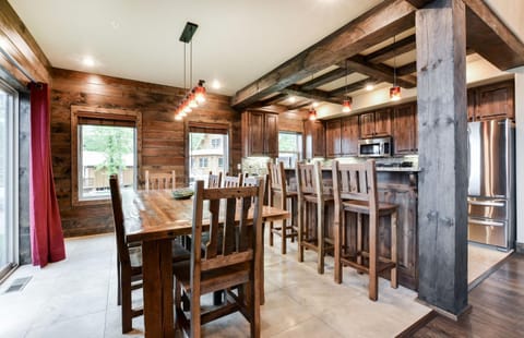 Luxury Lakefront Villa HUGE POOL Kayaks 2Mi to Silver Dollar City House in Indian Point