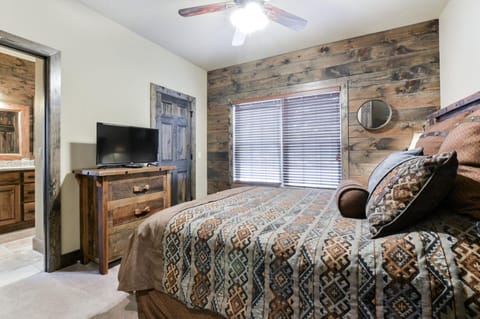 Luxury Lakefront Villa 2 mi to SDC HUGE POOL Kayaks Dock House in Indian Point