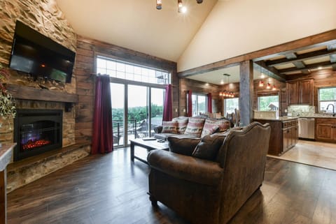 Luxury Lakefront Villa 2 mi to SDC HUGE POOL Kayaks Dock House in Indian Point