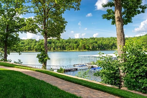 8 Bed Luxury Lakefront Villa Amazing View 2 Pools Free Resort Amenities Dock House in Table Rock Lake