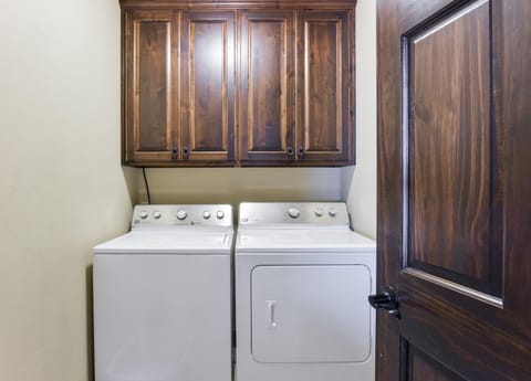 8 Bed Luxury Lakefront Villa Amazing View 2 Pools Free Resort Amenities Dock House in Table Rock Lake