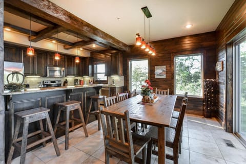 8 Bed Luxury Lakefront Villa Amazing View 2 Pools Free Resort Amenities Dock House in Table Rock Lake