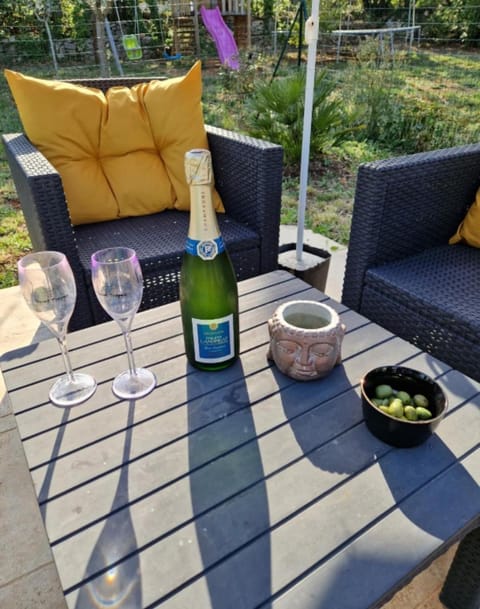 Logement cosy avec piscine chauffée, jardin et climatisation Bed and Breakfast in Flayosc